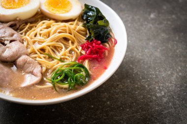 domuz eti ve yumurta - Japon tarzı ile TONKOTSU ramen erişte