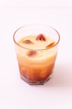 Tay çay buz küpü ile ahşap arka plan üzerinde süt