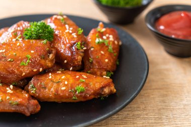 Beyaz susamlı ızgara tavuk kanadı.