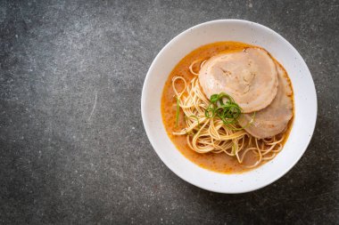 chaashu domuz eti - Japon tarzı ile TONKOTSU ramen erişte