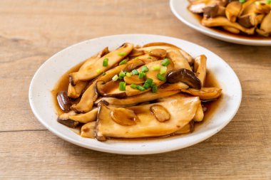 İstiridye soslu kızarmış kral istiridye mantarı. Sağlıklı, vejetaryen ya da vejetaryen yemek tarzı.