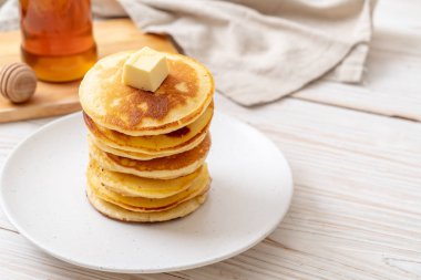 tereyağı ve bal ile krep yığını