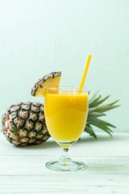 Tahta masada taze ananas suyu bardağı - Sağlıklı içecek