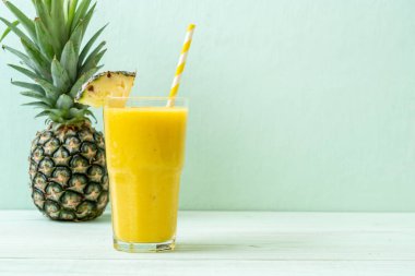 Tahta masada taze ananas suyu bardağı - Sağlıklı içecek