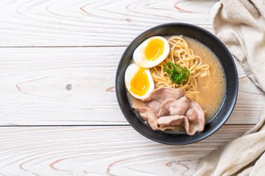 domuz eti ve yumurta - Japon tarzı ile TONKOTSU ramen erişte
