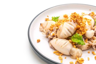 Kızarmış kalamar ve ahtapot beyaz arka plan üzerinde izole sarımsak ile