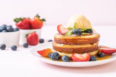 Yabanmersinli gözleme, çilek, bal ve vanilyalı dondurma.