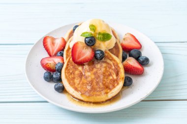 Yabanmersinli gözleme, çilek, bal ve vanilyalı dondurma.