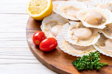 Ahşap tahta üzerinde taze kabuk tarak