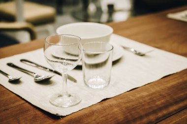 Cam ve tabakta yemek masası - seçici noktaya odaklama
