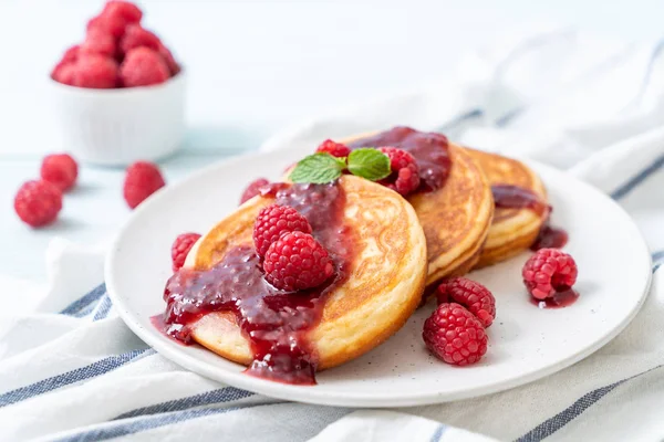 Souffle Pancake Fresh Raspberries Raspberry Sauce — Stock Photo, Image