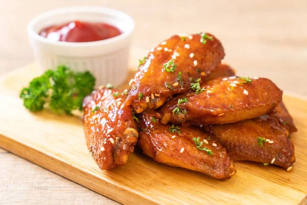 Beyaz susamlı ızgara tavuk kanadı.