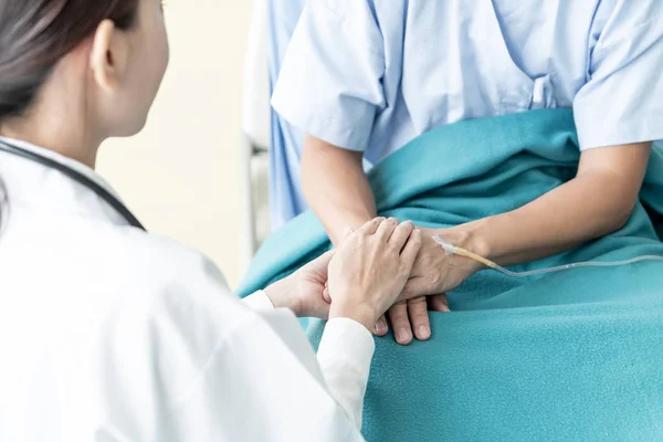 Mano Del Médico Femenino Tranquilizando Paciente Senior Punto Enfoque Selectivo —  Fotos de Stock