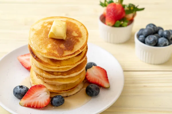 Pancake Butter Strawberries Blueberries Honey — Stock Photo, Image