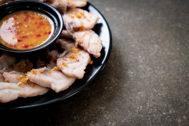 Soslu ve sebzeli haşlanmış balık sosu.