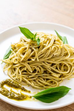 Homamade spagetti pesto sos, zeytin yağı ve fesleğen yaprakları ile.