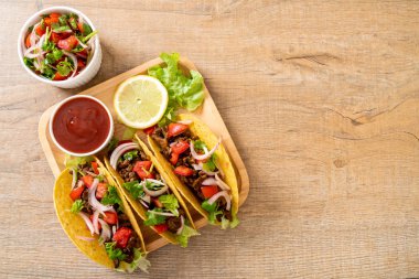 Meksika usulü et ve sebzeli taco.