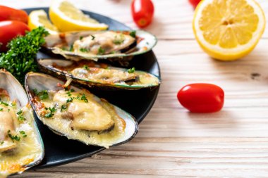 Peynirli taze midye.