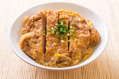 Kızarmış domuz pirzolası kasesi (Katsudon) - Japon yemek tarzı