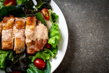 ızgara tavuk salata sebze - sağlıklı gıda tarzı ile