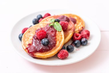 Taze ahududu ve yabanmersinli gözleme.