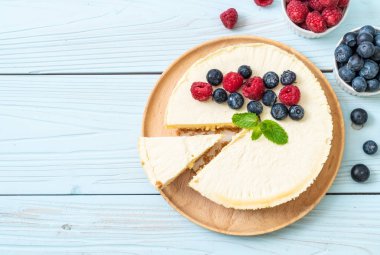 Ev yapımı cheesecake taze ahududu ve yaban mersini ile