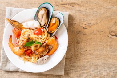 Deniz ürünleri makarna makarna midye, karides, Squis, midye ve domates - İtalyan yemeği tarzı ile