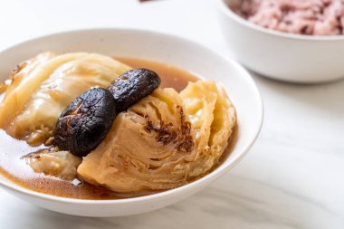 kırmızı mantar - vegan ve Asya tarzı Vejetaryen yiyecekler çorbası haşlanmış lahana