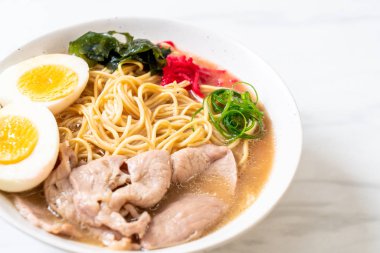 domuz eti ve yumurta - Japon tarzı ile TONKOTSU ramen erişte