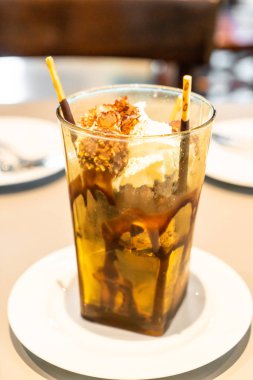 çikolata ile cam topping dondurma