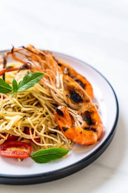 ızgara karides ve domates - İtalyan Füzyon gıda tarzı ile tavada kızartılmış spagetti