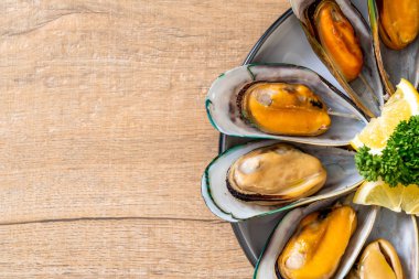 deniz ürünleri midye maydanoz ve limon ile