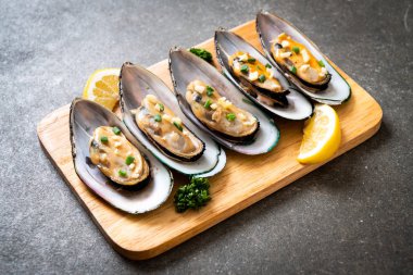 deniz ürünleri midye limon ve sarımsak ile