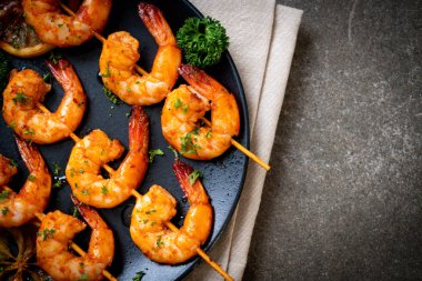 Limon - deniz ürünleri tarzı ile ızgara kaplan karides şiş