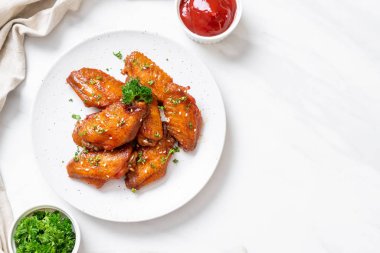 Beyaz susamlı ızgara tavuk kanadı.