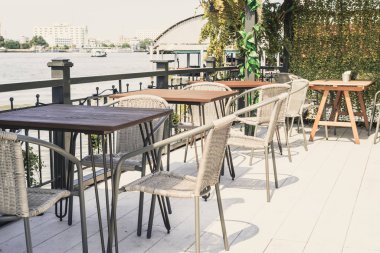 boş açık veranda masa ve sandalye restoran ve kafe