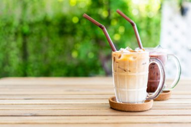 buzlu latte ile klasik cam buzlu çikolata kahve