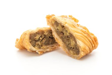 tavuk köri puf böreği beyaz arka plan üzerinde izole