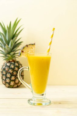 Tahta masada taze ananas suyu bardağı - Sağlıklı içecek