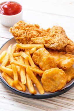 Kızarmış tavuk, patates kızartması ve nugget yemeği. Abur cubur ve sağlıksız yemek.