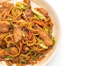 tavada kızartılmış yakisoba noodle beyaz arka plan üzerinde izole domuz eti ile