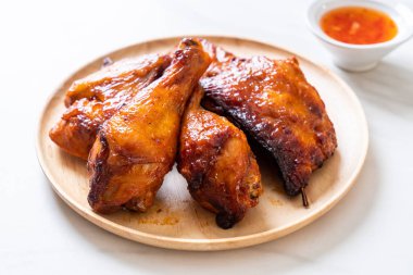 Masada ızgara ve ızgara tavuk.