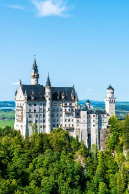 Neuschwanstein Şatosu Almanya'da Bavyera Alpleri, mavi gökyüzü ile güzel mimari