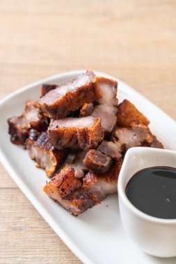 Fried çizgili domuz eti veya gevrek domuz eti veya derin kızarmış domuz eti sos ile