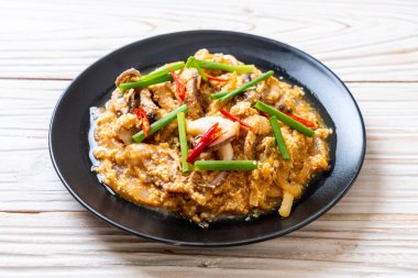 Karıştırılmış kalamar ya da tuzlu yumurtalı ahtapot - Asya deniz ürünleri tarzı