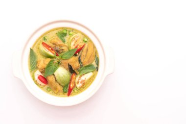 Roti ve beyaz arka plan üzerinde izole tavuk ile yeşil köri