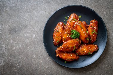 Beyaz susamlı ızgara tavuk kanadı.