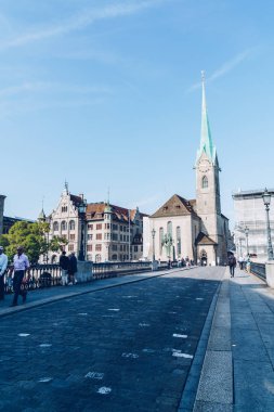 Zürih, İsviçre -23 Ağustos 2018 - manzara görünümü Lake Zurich (Zurichsee) ve Zürih Limmat Nehri üzerinde. İsviçre şehrin finans ve sigorta için küresel bir merkezidir.