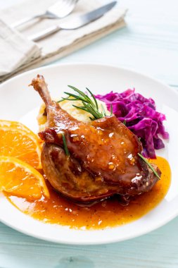 Portakal soslu biftek kızarmış ördek bacak