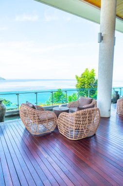 boş veranda sandalye ve masa deniz görünümü arka plan ile